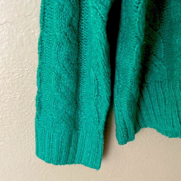 (NWOT) AMERICAN EAGLE OUTFITTERS Cable Knit V-Neck Cropped Hoodie Sweater 🦅 - Picture 6 of 13